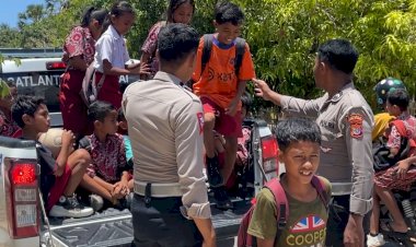 Membantu-Pelajar-Dan-Beri-Rasa-Aman,-Sat-Lantas-Polres-Sabu-Raijua-Mengantar-Anak-Sekolah-Dengan-Mobil-Patroli.