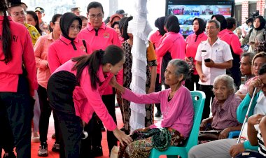 Bantuan-Bhayangkari-untuk-Masyarakat-Rote-Ndao:-Ny.-Juliati-Sigit-Prabowo-Berbagi-Kebaikan-dengan-Ribuan-Paket-Bansos-Bagi-Masyarakat-dan-Anak-Sekolah