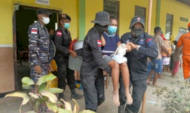 Brimob-Polda-NTT-Bantu-Korban-Erupsi-Gunung-Lewotobi-dengan-Air-Bersih,-Evakuasi,-dan-Dapur-Lapangan