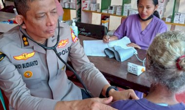 Bakti-Kesehatan-Polri-di-Posko-Pengungsian-Bantu-1.115-Pengungsi-Korban-Erupsi-Gunung-Lewotobi