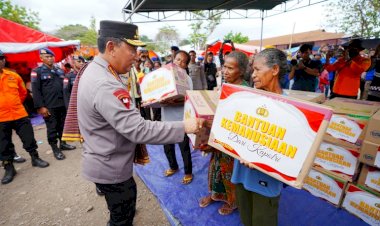 Serahkan-Bantuan-kepada-Warga,-Kapolri-:-Polri-Siap-Kawal-Pemulihan-Pengungsi-Gunung-Lewotobi