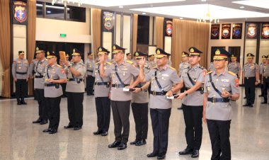 Kapolri-Pimpin-Serah-Terima-Jabatan-6-Pejabat-Tinggi-Polri
