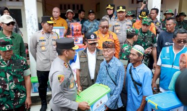 Kapolda-Jabar-Tinjau-Lokasi-Bencana-di-Sukabumi-dan-Salurkan-Bantuan