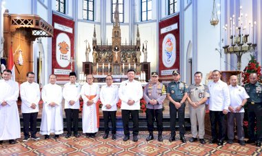 Misa-Malam-Natal-Menkopolkam-Kapolri-Sambangi-Gereja-Katedral-Jakarta