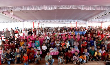 Ketua-Umum-Bhayangkari-Rayakan-Natal-Bersama-Korban-Erupsi-Gunung-Lewotobi