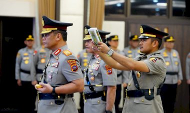 Kapolri-Pimpin-Sertijab-Kapolda-Sumbar-Irjen-Pol-Dr.-Gatot-Tri-Suryanta