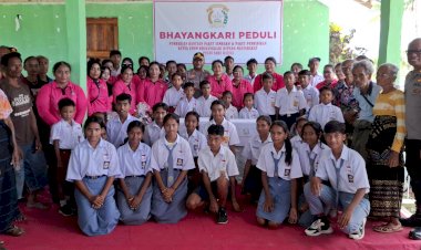 Penyerahan-Baksos-dari-Ketua-Umum-Bhayangkari-Ny.-Juliati-Sigit-Prabowo-yang-diwakili-oleh-Ketua-Bhayangkari-Cabang-Sabu-Raijua-Ny.-Sandra-Naatonis-Berupa-Pemberian-Paket-Sembako-dan-Paket-Bantuan-Pendidikan-yang-disalurkan-melalui-Bhayangkari-Cabang-Sabu-Raijua.