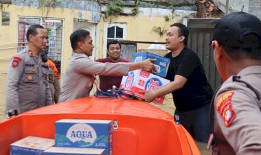 Polri-salurkan-bantuan-dan-evakuasi-warga-terdampak-banjir-di-Bekasi-dan-Depok