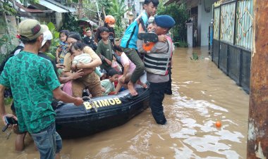 Tim-SAR-Korbrimob-Polri-Gerak-Cepat-Evakuasi-Korban-Banjir-di-Jakarta-Timur