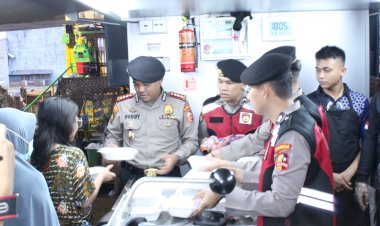 Korps-Sabhara-Polri-Terjunkan-Watergen-dan-Dapur-Lapangan-untuk-Bantu-Warga-Terdampak-Banjir-di-Rawajati