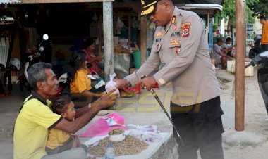 SATUAN-LALULINTAS-POLRES-SABU-RAIJUA-BAGIKAN-TAKJIL-GRATIS-PADA-MASYARAKAT