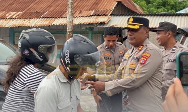 SATUAN-BINMAS-POLRES-SABU-RAIJUA-BAGIKAN-TAKJIL-GRATIS-PADA-MASYARAKAT