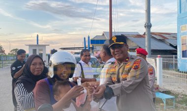 SAT-RESKRIM-POLRES-SABU-RAIJUA-BAGIKAN-TAKJIL-GRATIS-PADA-MASYARAKAT