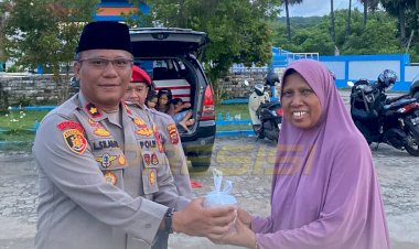 BAG-SDM-POLRES-SABU-RAIJUA-BAGIKAN-TAKJIL-GRATIS-PADA-MASYARAKAT