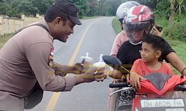 Polsek-Hawu-Mehara-Gelar-Aksi-Sosial-Pembagian-Takjil