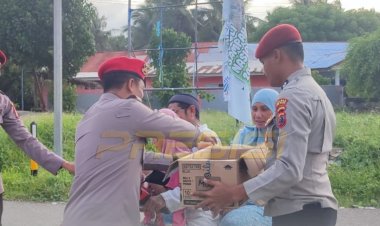 SAT-RESKRIM-POLRES-SABU-RAIJUA-BAGIKAN-TAKJIL-GRATIS-PADA-MASYARAKAT