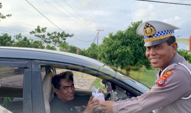 SAT-LANTAS-POLRES-SABU-RAIJUA-BAGIKAN-TAKJIL-GRATIS-PADA-MASYARAKAT