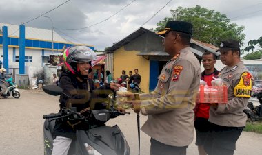 SATUAN-BINMAS-POLRES-SABU-RAIJUA-BAGIKAN-TAKJIL-GRATIS-PADA-MASYARAKAT