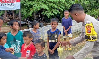 Polsek-Sabu-Timur-dan-Bhayangkari-Bagikan-Takjil-Gratis-kepada-Warga