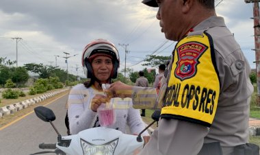 Bag-OPS-dan-Bag-Log-Polres-Sabu-Raijua-Bagikan-Takjil-Gratis-kepada-Masyarakat