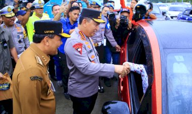 Kapolri-Sapa-Pemudik-di-Tol-Kalikangkung,-Sampaikan-Pesan-Utamakan-Keselamatan