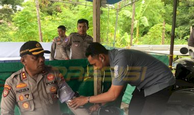Kapolres-Sabu-Raijua,-AKBP-Paulus-Naatonis,-S.I.P.,-M.H.,-dan-PJU-Lakukan-Pengecekan-Kesiapan-Pos-PAM-Operasi-Ketupat-Turangga-2025-dan-Kesehatan-Anggota