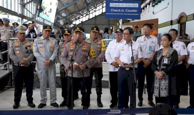 Kapolri-Cek-Langsung-Pelayanan-Arus-Balik-di-Stasiun-Tawang,-Dorong-Pemudik-Gunakan-Kereta-Api