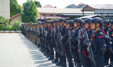 Danpas-Pelopor-Korbrimob-Polri-Pimpin-Apel-Gelar-Pasukan-Operasi-Kepolisian-Terpusat-“AB-Moskona-2025