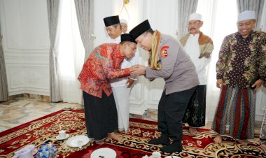 Kunjungi-Buntet-Pesantren-Cirebon,-Kapolri-Silaturahmi-ke-Dewan-Sepuh-hingga-Resmikan-Pondok