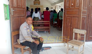 Polres-Sabu-Raijua-Laksanakan-Pengamanan-Gereja-Saat-Hari-Minggu,-Wujudkan-Ibadah-yang-Aman-dan-Khidmat