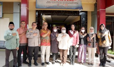 MENTERI-PPPA-ARIFATUL-CHOIRI-FAUZI-JENGUK-KORBAN-KEKERASAN-ANAK-DI-RUMAH-SAKIT-BHAYANGKARA-TK.I-PUSDOKKES-POLRI