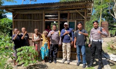 Berkat-Media-Sosial,-Bhabinkamtibmas-Bripka-Fabianus-Byando-Mere-Bangun-Sebuah-Rumah-Layak-Huni-Untuk-Warga