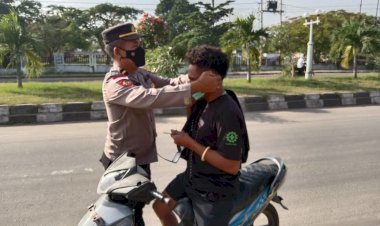 Peduli-Dampak-Erupsi-Gunung-Lewotobi,-Polsek-Alok-Bagikan-Masker-kepada-Warga-di-Sikka