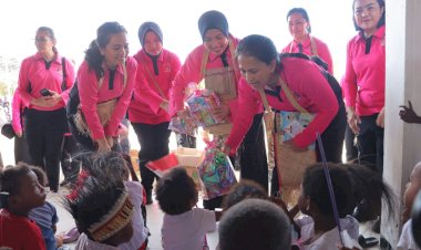 Ketum-Bhayangkari-Ny.-Juliati-Sigit-Prabowo-Lakukan-Baksos-di-Sorong 