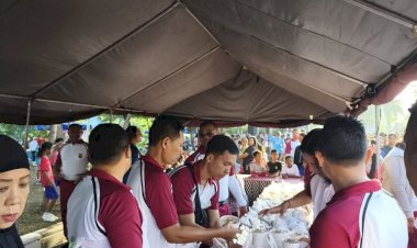 Polri-untuk-Masyarakat”:-Polda-NTT-Bagikan-Makanan-&-Cemilan-Gratis-di-CFD-Kupang.*