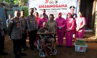 Polri-Untuk-Masyarakat,-Kapolda-NTT-Irjen-Pol.-Rudi-Darmoko-Berikan-Bantuan-Kursi-Roda-Untuk-Anggota-yang-Derita-Penyakit-Menahun*