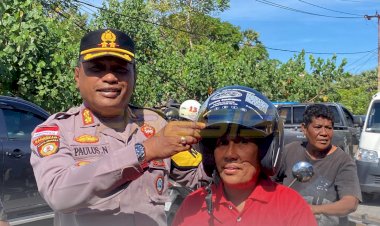 Polres-Sabu-Raijua-Bagikan-Helm-Gratis-Kepada-Masyarakat