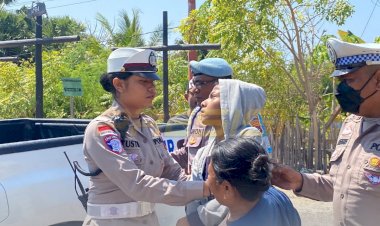 Personel-Sat-Lantas-Polres-Sabu-Raijua-Tunjukkan-Rasa-Peduli-saat-Operasi-Patuh-Turangga-2025