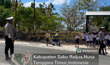 Sat-Lantas-Polres-Sabu-Raijua-Laksanakan-Pengaturan-Lalu-Lintas-untuk-Meningkatkan-Keselamatan-di-Sekitar-Sekolah
