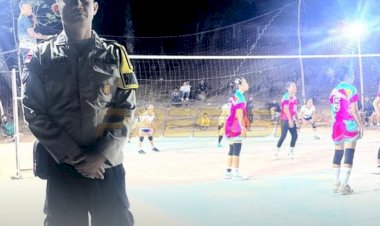 Bhabinkamtibmas-Polres-Sabu-Raijua-Melaksanakan-Kegiatan-Pengamanan-Turnamen-Bola-Volly-Peddaro-Cup-II