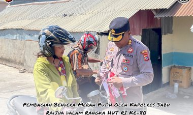 Dalam-Rangka-HUT-RI-Ke-80-Kapolres-Sabu-Raijua-Membagi-Bendera-merah-putih-kepada-masyarakat