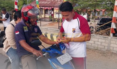 Polsek-Sabu-Timur-Bagikan-Bendera-Merah-Putih-dan-Gelar-Olahraga-Bersama