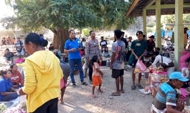 BHABINKAMTIBMAS-POLSEK-HAWU-MEHARA-GELAR-PATROLI-SAMBANG-DAN-HIMBAUAN-DI-PASAR-TRADISIONAL-DESA-LEDERAGA