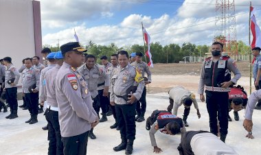 Kapolres-Pimpin-Pemeriksaan-Sikap-Tanpang-Pers-Polres-Sabu-Raijua