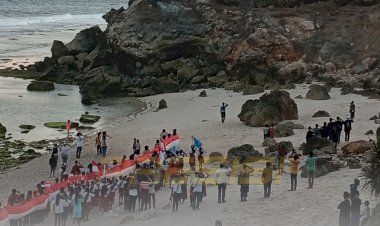 Bhabinkamtibmas-Sabu-Raijua-Laksanakan-Pengawalan-Kegiatan-Karnaval-dalam-Rangka-Menyongsong-HUT-Kemerdekaan-RI-ke-80