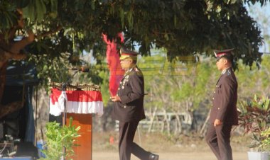 Upacara-Penurunan-Bendera-Merah-Putih-Memperingati-HUT-Kemerdekaan-RI-ke-80-di-Kabupaten-Sabu-Raijua