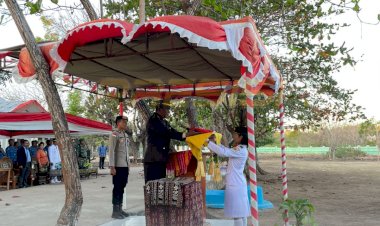 Upacara-Penurunan-Bendera-Merah-Putih-Memperingati-HUT-RI-ke-80-di-Kecamatan-Sabu-Liae