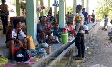 Bhabinkamtibmas-Polres-Sabu-Raijua-Laksanakan-Sambang-ke-Pasar-Tradisional