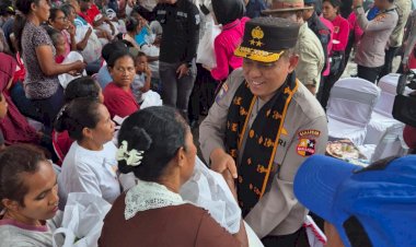 Polri-Distribusikan-Bantuan-Kemanusiaan-untuk-Korban-Bencana-di-Mauponggo,-NTT