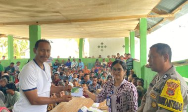 Bhabinkamtibmas-Polres-Sabu-Raijua-Lakukan-Monitoring-Penyaluran-Kartu-BPJS-Ketenagakerjaan-bagi-Pekerja-Rentan